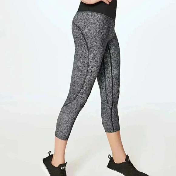 Lululemon run the day crop yoga lightweight athletic  zip pocket tight legging 2 - Picture 4 of 4